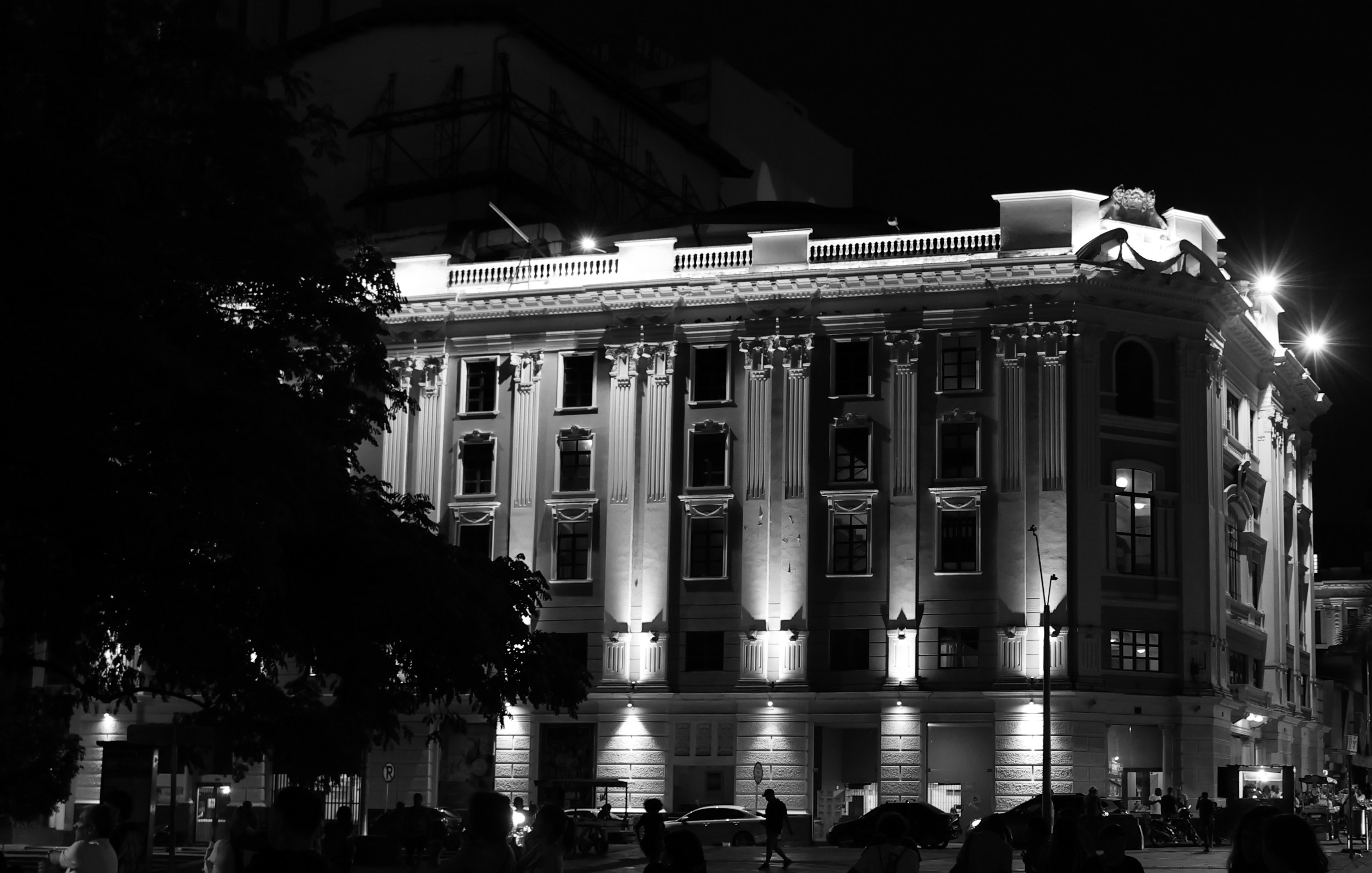 Teatro Jorge Isaacs iluminado en el Boulevard del Río