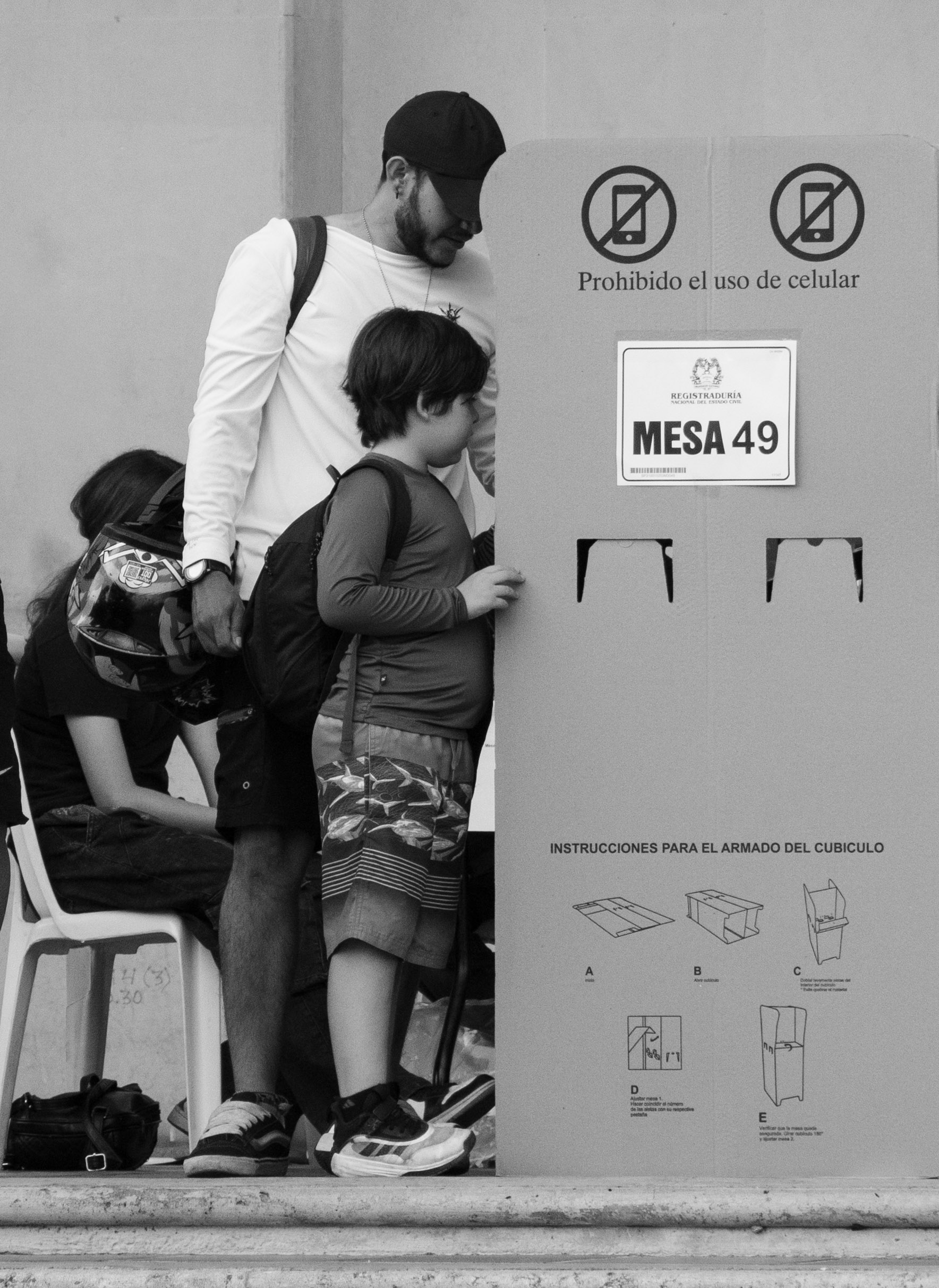 Niño observando cabina de votación en Colombia